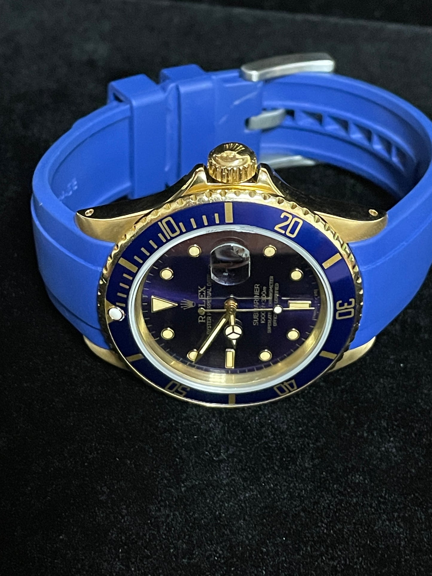 1981 Rolex Submariner 16808 Blue Dial Blue Rubber Strap 18kt Gold No Paper 40mm