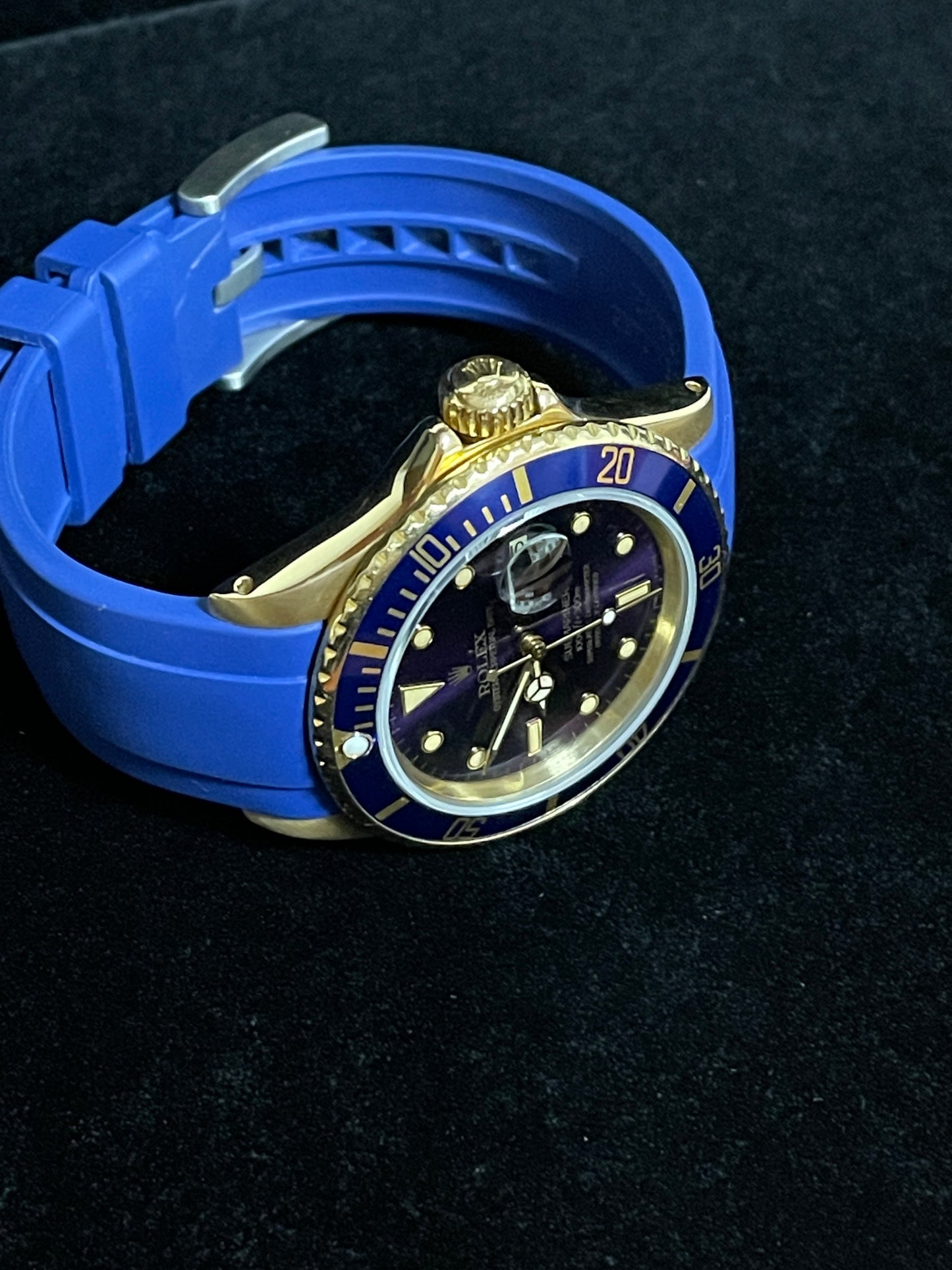 1981 Rolex Submariner 16808 Blue Dial Blue Rubber Strap 18kt Gold No Paper 40mm