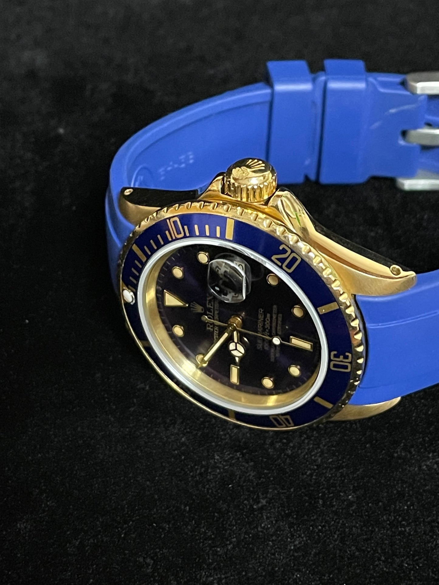1981 Rolex Submariner 16808 Blue Dial Blue Rubber Strap 18kt Gold No Paper 40mm